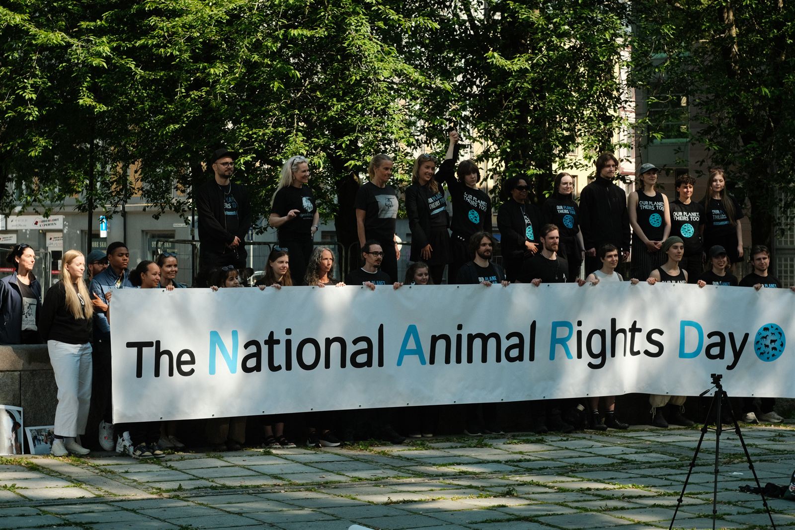 Aktivister samlet bak et banner med teksten The National Animal Rights Day